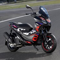 Roller Aprilia SR GT Replica 200 